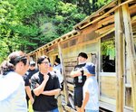 かつての住居兼牛舎を見学する参加者＝２０日、香美町小代区熱田