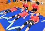 マットレスの寝心地を確かめる児童ら
