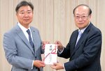 浦上理事長に目録を手渡す古山社長（左）