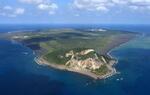 　太平洋戦争末期に激戦地となった硫黄島。手前は摺鉢山＝２０２３年１０月、東京都小笠原村（共同通信社機から）