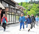 大山寺地区を視察する一行＝９日、大山町大山