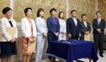 　風営法改正案を衆院に提出した立憲民主党の衆院議員ら＝７日午前、国会