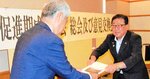 高橋所長に要望書を手渡す広田会長（右）