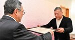 感謝状を受け取る山部社長（右）