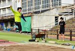 川口さん（左）の踏み切りや跳ぶ姿を見る外川さん＝倉吉市営陸上競技場