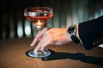 　「ボーム　カフェ」で提供されるレッドカラーのカクテル（提供写真）