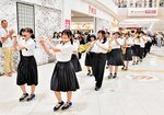 店内を演奏しながら歩く尚徳中の生徒ら