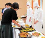 生徒が作った料理がずらりと並んだランチバイキング