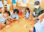 ハンガー作りに挑戦する園児たち