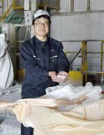 ガラス製品製造に使う卵の殻を持つ石塚硝子の両角秀勝さん＝２０２４年４月、愛知県岩倉市