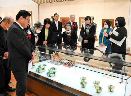  学芸員の解説を聞きながら作品を鑑賞する来場者ら＝２日、倉吉博物館 