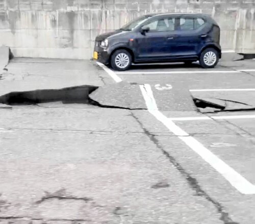 地震の被害を受けた新潟市内の駐車場（本人提供）