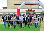 【力を合わせて】　約１．２キロのパレードを先導した山車が県立美術館前に到着＝３月２９日、倉吉市駄経寺町２丁目の史跡大御堂廃寺跡歴史公園