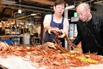 【店頭にずらり】ズワイガニを品定めする買い物客（鳥取市の海産物直売所「かろいち」）