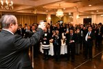 ＪＡ鳥取中央の上本組合長（左）の音頭で乾杯する出席者ら