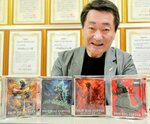 ゴジラ、キングギドラをイメージした４種のドリップバッグを紹介する澤井社長