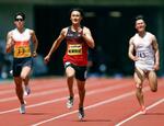 　男子２００メートル予選で２０秒１３をマークした鵜沢飛羽（中央）。世界選手権の参加標準記録を突破した＝静岡スタジアム