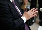 　記者会見する石破茂政経懇話会元代表の下根貴弘氏＝１２日午後、国会