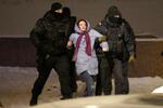 　１６日、ロシア・サンクトペテルブルクで警察官に拘束される女性（ＡＰ＝共同）