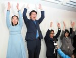 ３選を決め支援者らと万歳する伊木氏（左から２人目）＝２０日午後１０時２分、鳥取県米子市東福原６丁目