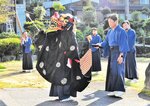 家の庭先で獅子舞を披露する保存会の会員ら＝１日、新温泉町歌長