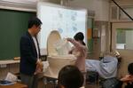 　大田区立出雲小で行われた携帯トイレの出前授業。小学生がトイレの模型に携帯トイレを設置している＝２０２４年１１月、東京都大田区