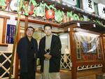 　２０１９年７月、人間国宝に選ばれた神田松鯉さん（左）と弟子の神田伯山（当時は神田松之丞）さん＝東京都台東区の浅草演芸ホール前