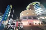 　報道陣が集まった福岡市東区の福岡和白病院＝６日夜