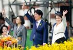 　就任式典で手を振る（左から）蔡英文前総統、頼清徳新総統、蕭美琴新副総統＝２０日、台北の総統府前（共同）