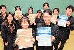 ＪＲ浜坂駅の活性化を目的にしたイベントをＰＲする生徒たち＝新温泉町芦屋の浜坂高