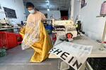 　「シーイン村」の工場に置かれた「ＳＨＥＩＮ」のロゴが入った袋
