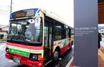 県立美術館オープンに合わせて運行が始まった「うつぶきループバス」＝３０日、倉吉市駄経寺町２丁目