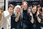 　会見に出席したシルビー・ギエム（左から２人目）と近藤亜香（右端）ら