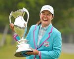 　通算１４アンダーで優勝しトロフィーを手に笑顔の神谷そら＝福岡雷山ＧＣ