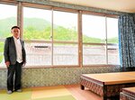 森会長がいち押しの窓一面に打吹山が広がる客室＝倉吉市西仲町
