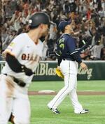 　１０回、巨人・若林（手前）にサヨナラ打を浴びたヤクルト・清水＝東京ドーム