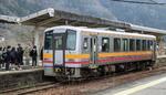 　ＪＲ中国勝山駅に停車する姫新線の列車＝２月、岡山県真庭市