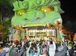 「福」をつかもうと手を伸ばす大勢の参拝者