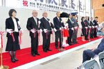 増便記念セレモニーでテープカットする関係者ら＝３１日、境港市の米子鬼太郎空港