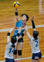 　筑波大―浜松　第３セット、スパイクを決める筑波大・大森＝Ａｓｕｅアリーナ大阪