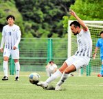 ＳＣ鳥取ＤＳ－鳥取ＫＦＣ　ＳＣ鳥取ＤＳは後半２３分、尾形祐がセンターサークル付近からロングシュートを決めて先制する＝東郷運動公園