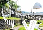 風に揺れて涼しげな音を奏でる風鈴＝１８日、豊岡市出石町