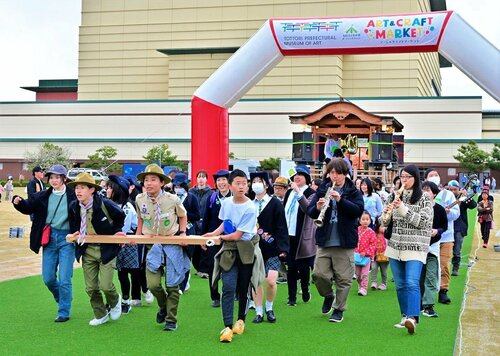 【力を合わせて】　約１．２キロのパレードを先導した山車が県立美術館前に到着＝３月２９日、倉吉市駄経寺町２丁目の史跡大御堂廃寺跡歴史公園