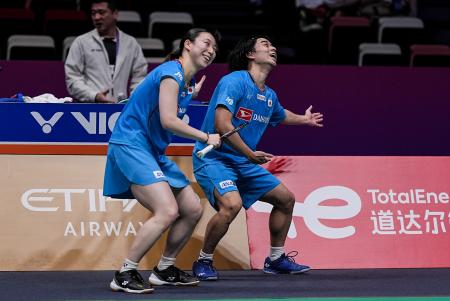 　スディルマン杯準々決勝の台湾戦、混合ダブルスで勝利し、笑顔の緑川大輝、五十嵐有紗組＝２日、アモイ（ゲッティ＝共同）