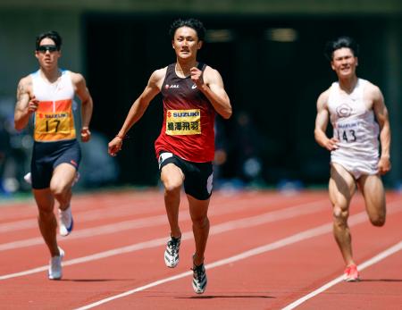 　男子２００メートル予選で２０秒１３をマークした鵜沢飛羽（中央）。世界選手権の参加標準記録を突破した＝静岡スタジアム
