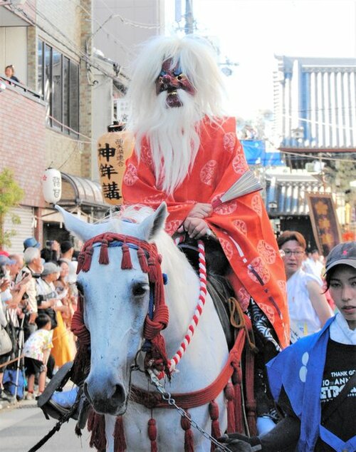 猿田彦が先導　馬にまたがり、渡御列を先導する猿田彦