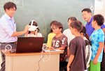 ＶＲゴーグルを装着する児童