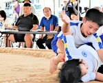 富桑小校内の相撲大会を見学する西郷智博さん（左から２人目）