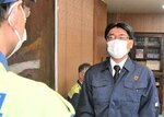 被災地、避難所の感染症対策に向けた決意を述べる荒金局長（右）＝１０日、鳥取県庁