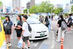 格安の観光周遊タクシーに乗り込む訪日客ら＝３１日、ＪＲ鳥取駅